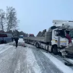 Следовавший в Барнаул рейсовый автобус столкнулся с КамАЗом на трассе