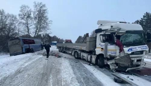 Следовавший в Барнаул рейсовый автобус столкнулся с КамАЗом на трассе