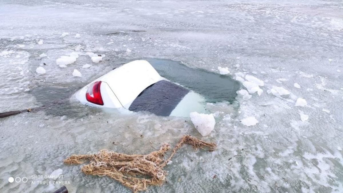Ушедший под лед автомобиль