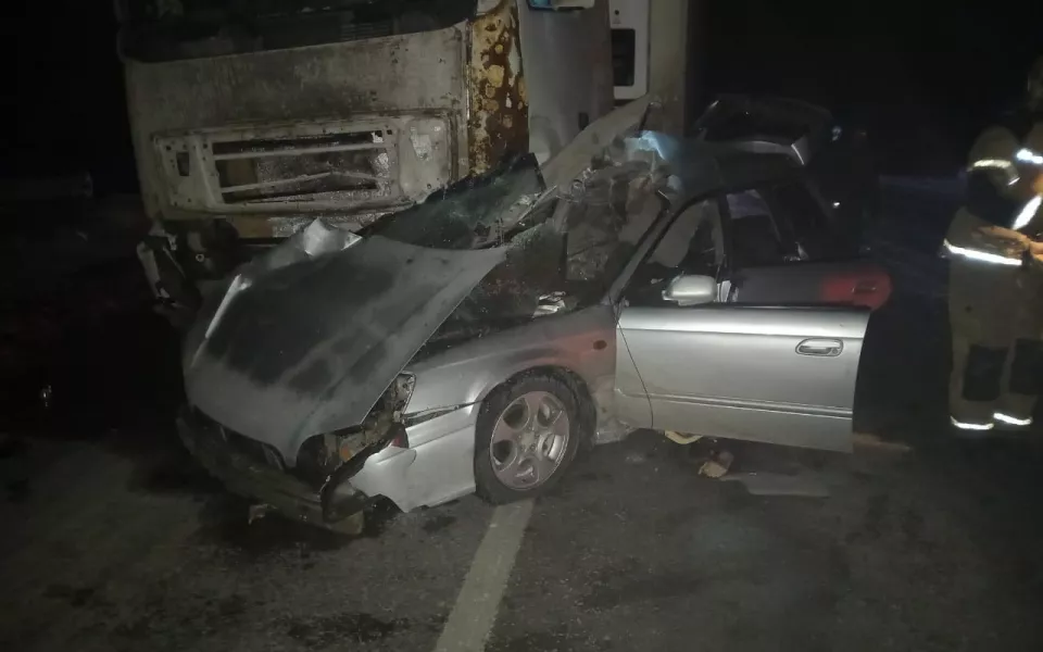 Грузовик смял легковушку на трассе под Новосибирском  погиб один человек