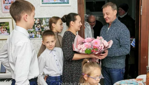 Глава Барнаула с подарками сходил в гости к многодетной семье