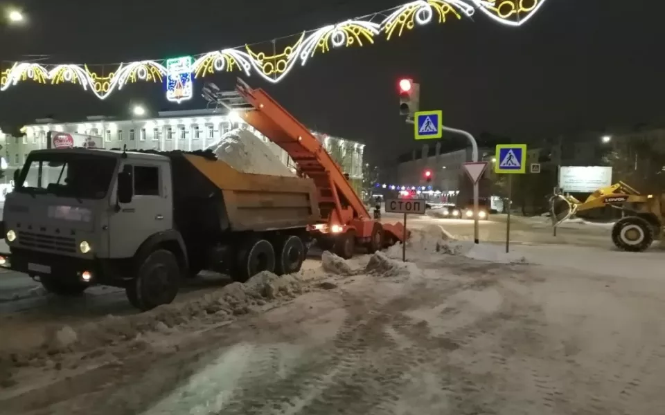В Барнауле после обильного снегопада дорожники работают в усиленном режиме