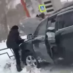 В Барнауле Lexus смял ограждение в ДТП на перекрестке