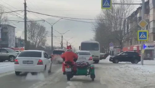В Бийске заметили Деда Мороза на необычном транспорте