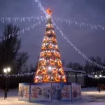 В Барнауле на площади Мира украсили 12-метровую елку и зажгли световой потолок