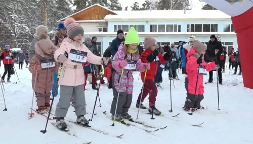 В Барнауле более 100 юных лыжников поучаствовали в праздничных соревнованиях