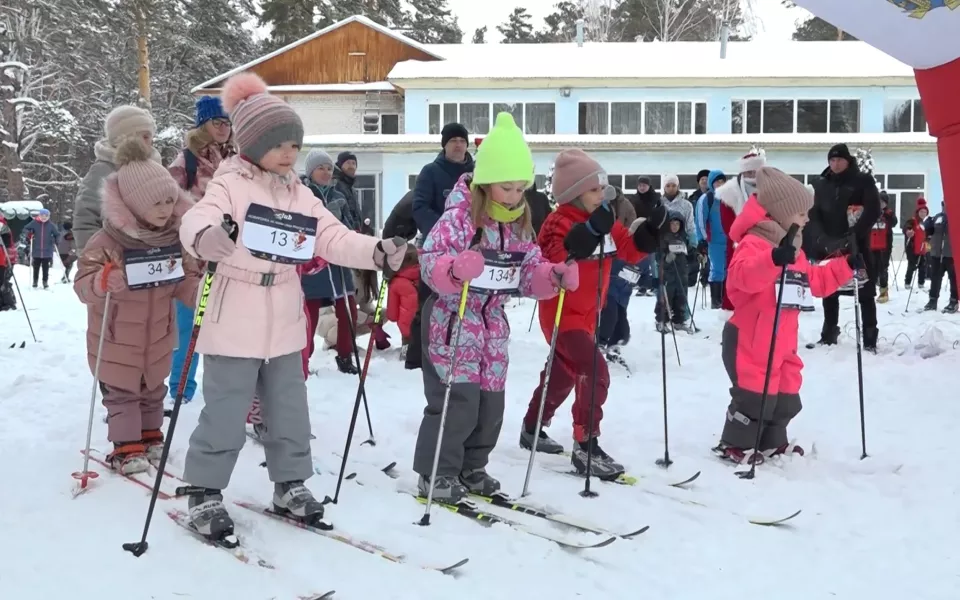 В Барнауле более 100 юных лыжников поучаствовали в праздничных соревнованиях