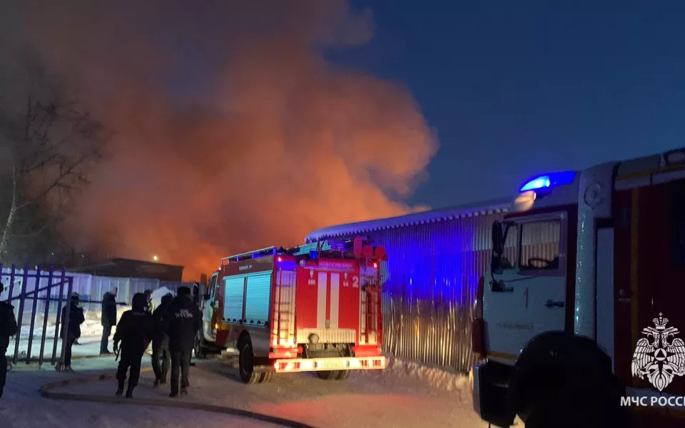 В Новосибирске произошел крупнейший пожар почти в 2 тысячи квадратов
