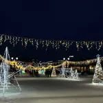 Город в праздничных огнях: как центр Барнаула украсили к Новому году