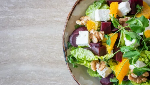 Готовим праздничный стол: 3 простых и вкусных рецепта салатов на Новый год 2023