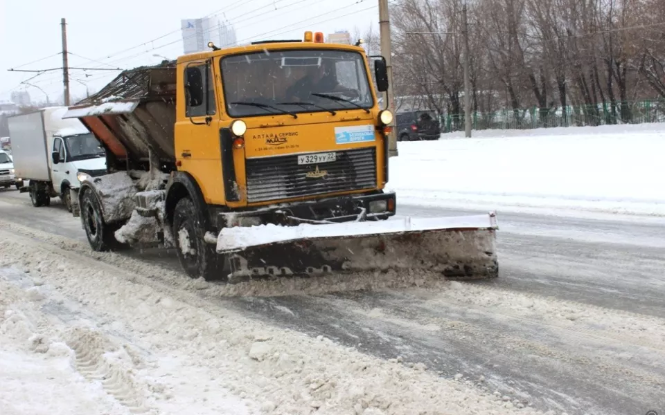 В Барнауле в новогодние праздники дороги продолжат чистить круглосуточно