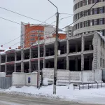 В Барнауле начали разбирать 14-летний замороженный недострой рядом с налоговой