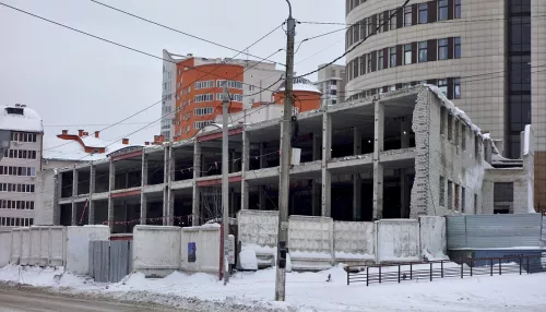 В Барнауле начали разбирать 14-летний замороженный недострой рядом с налоговой