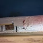 Барнаульцы на четвереньках лезут по снежной горе с остановки