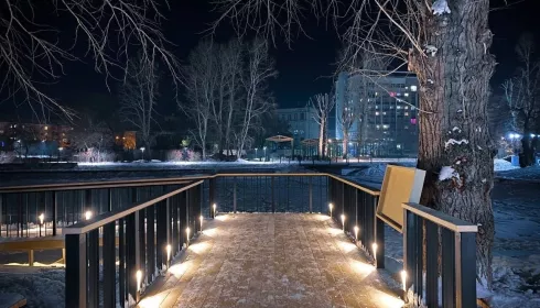 В Барнауле у пруда в парке Изумрудный появился пирс с подсветкой