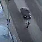 В Бийске легковушка протащила ребенка несколько метров по дороге
