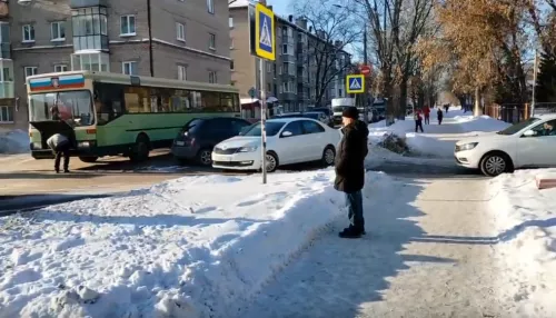 В Барнауле днем собралась пробка из-за аварии на перекрестке