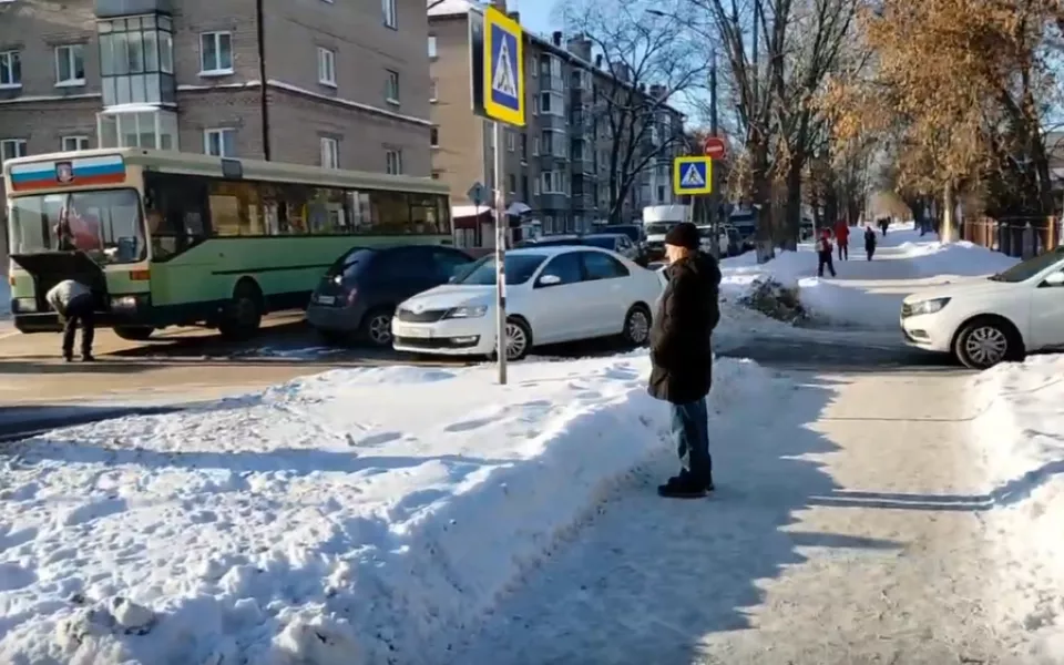 В Барнауле днем собралась пробка из-за аварии на перекрестке