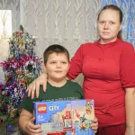 Ёлка желаний: глава Барнаула отправил новогодние подарки детям