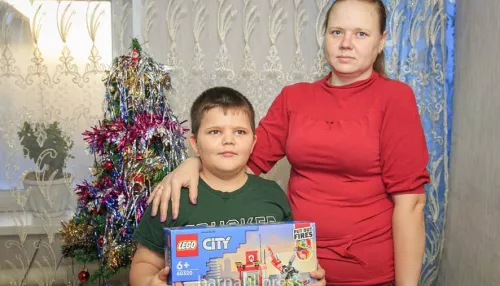 Ёлка желаний: глава Барнаула отправил новогодние подарки детям