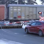 В Бийске водитель авто столкнулся с локомотивом на ж/д переезде