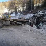 На Семинском перевале грузовик превратился в груду металла после отказа тормозов