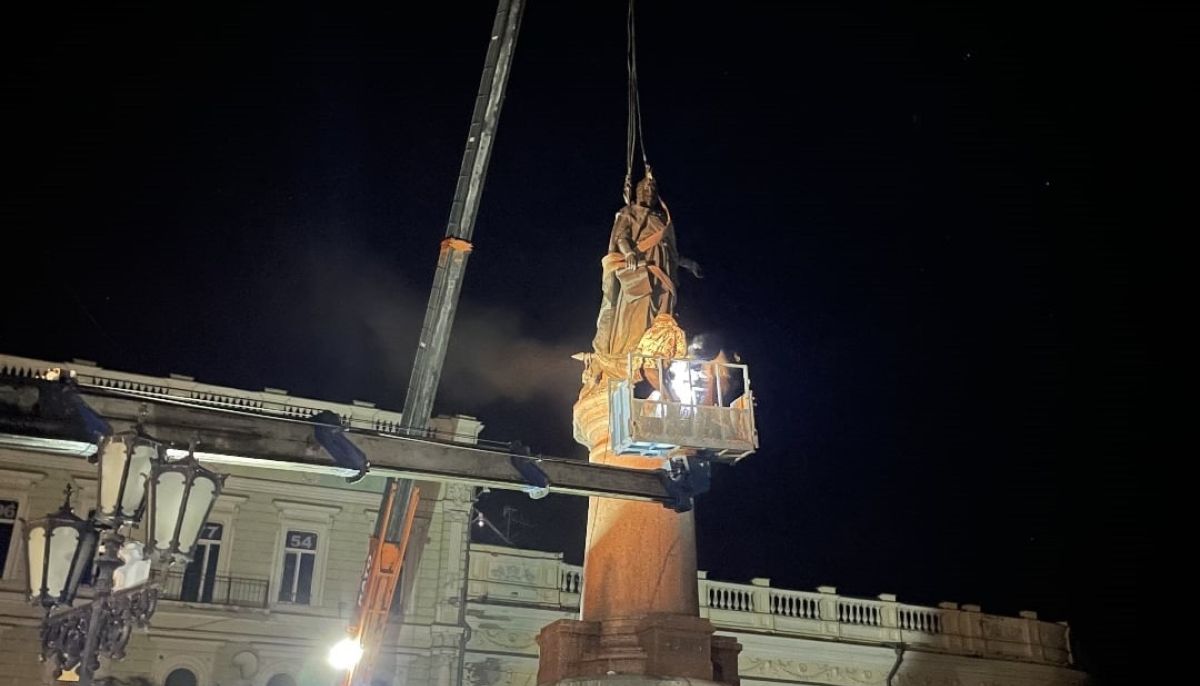 В одессе снесли памятник екатерине. В Одессе демонтировали памятники Екатерине II И Суворову. В Одессе сносят памятник Екатерине 2. Памятник Екатерине 2 в Одессе снесли. Памятник снесли.