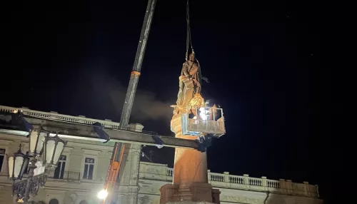 В Одессе ночью убрали памятники Екатерине II и Суворову