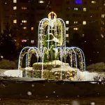Световой фонтан и арки: в Барнауле украсили к Новому году самый большой район