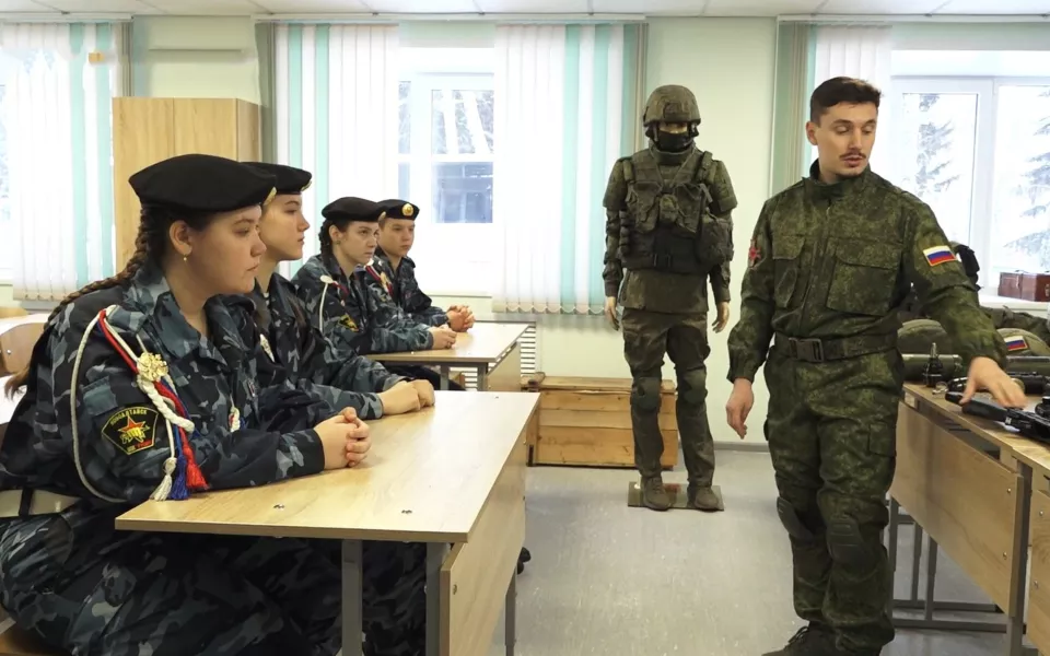В Алтайском крае появятся три центра военной подготовки школьников