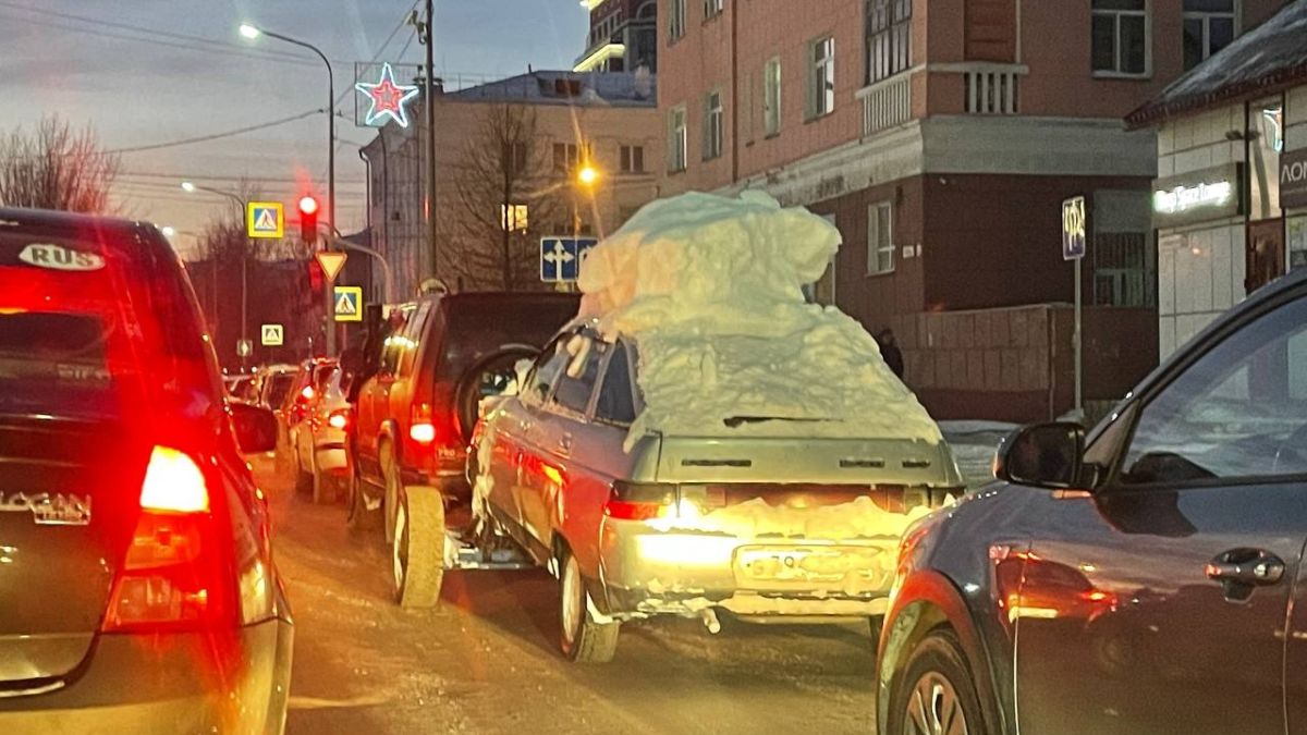 Машина-сугроб в Барнауле