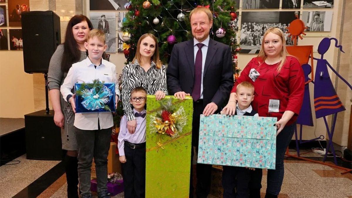 Губернатор Алтайского края вручил новогодние подарки детям