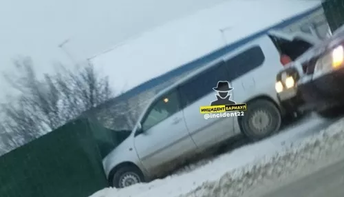 В Барнауле легковушка вылетела с дороги в забор частного дома