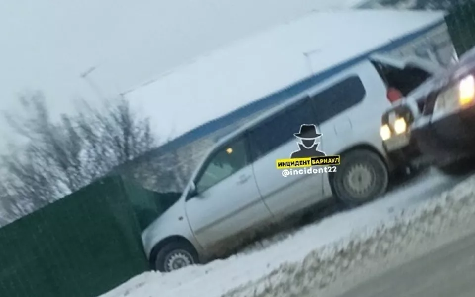 В Барнауле легковушка вылетела с дороги в забор частного дома