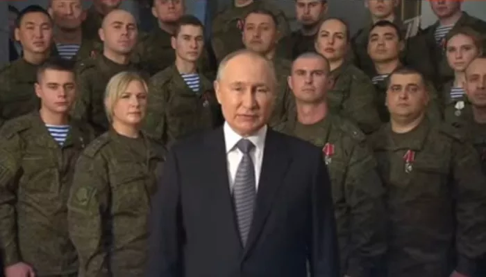 Президент Владимир Путин обратился с новогодним поздравлением к россиянам. Видео