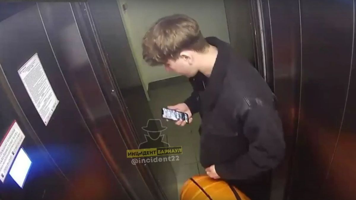 В Барнауле молодой парень украл из подъезда тюбинг