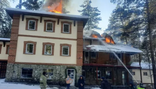 В Республике Алтай произошел пожар на турбазе Троя