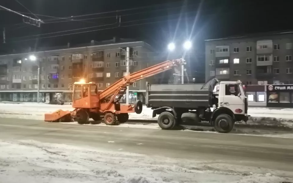 Власти Барнаула назвали количество снега, вывезенного за одну ночь из города