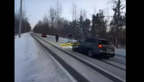 Очевидцы: неадекватный мужчина кидался под колеса машин в Барнауле