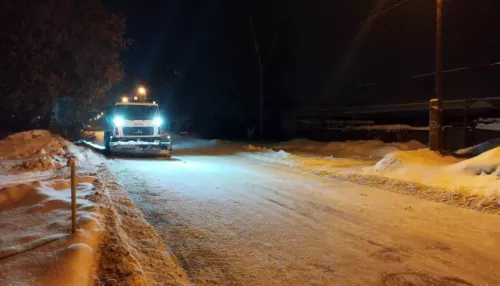 Почти 100 снегоуборочных машин вывели на улицы Барнаула 4 января