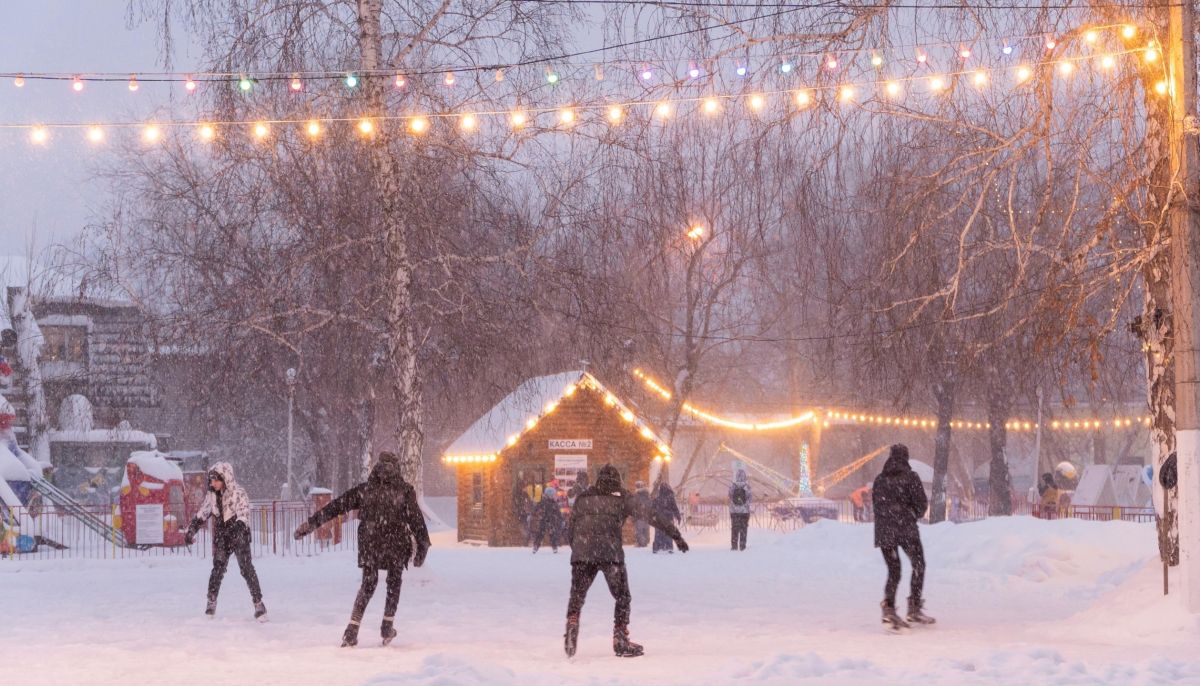 Куда сходить в барнауле в январе. Театральный каток. Каток в парке сказка. Центральный каток Барнаул. Новый каток Заельцовский парк.