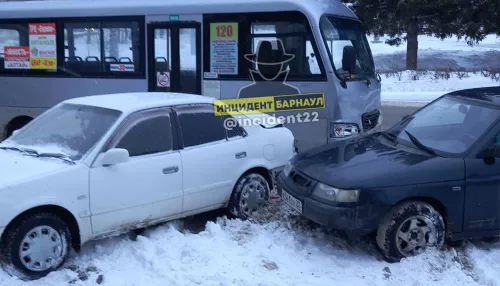 В Барнауле маршрутка снесла припаркованные автомобили
