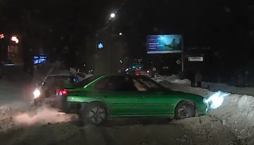 Лихач на зеленой Subaru в Барнауле испугал легковушку и уехал, виляя бампером