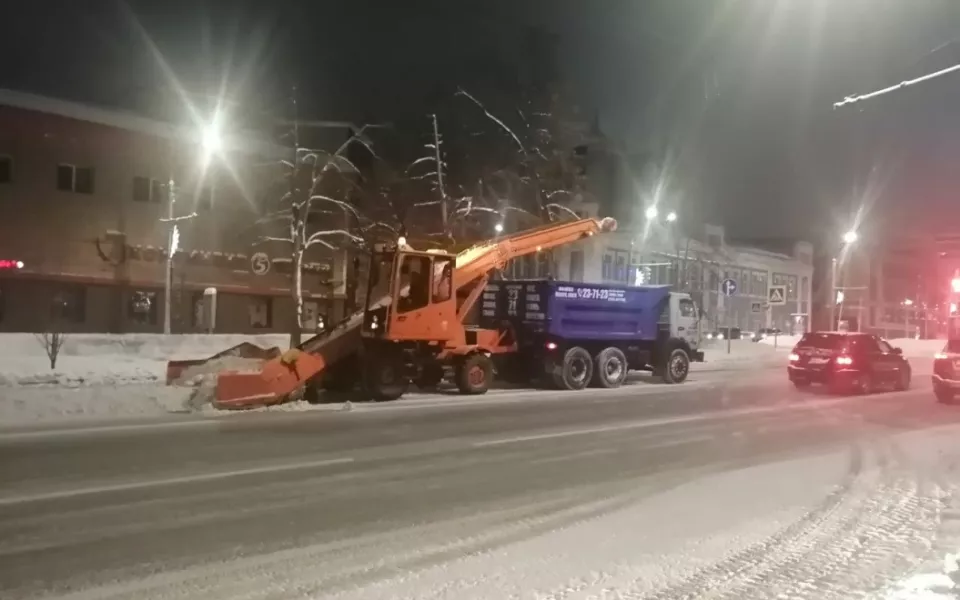 В ночь на Рождество с дорог Барнаула убрали 8 тысяч кубов снега