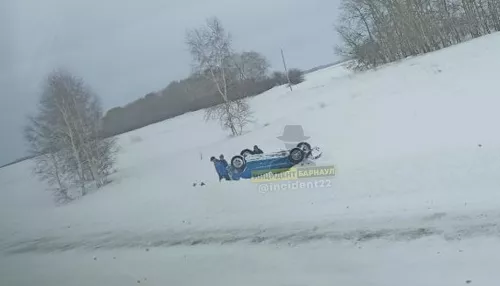 Иномарка легла на крышу на трассе Барнаул - Алейск