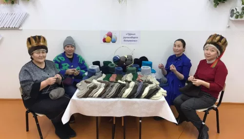 Алтайский педагог создала группу вязальщиц, чтобы помогать мобилизованным