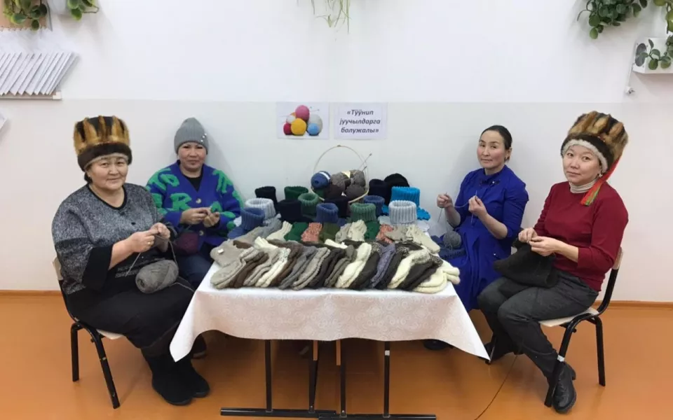 Алтайский педагог создала группу вязальщиц, чтобы помогать мобилизованным