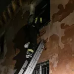 Троих человек спасли через окно из горящей двухэтажки в Барнауле