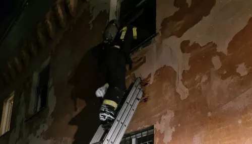 Троих человек спасли через окно из горящей двухэтажки в Барнауле