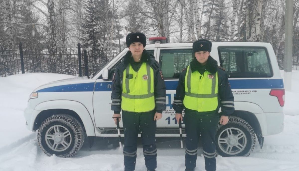 Застрявшую в сугробе автоледи спасли на алтайской трассе - Толк 08.01.2023